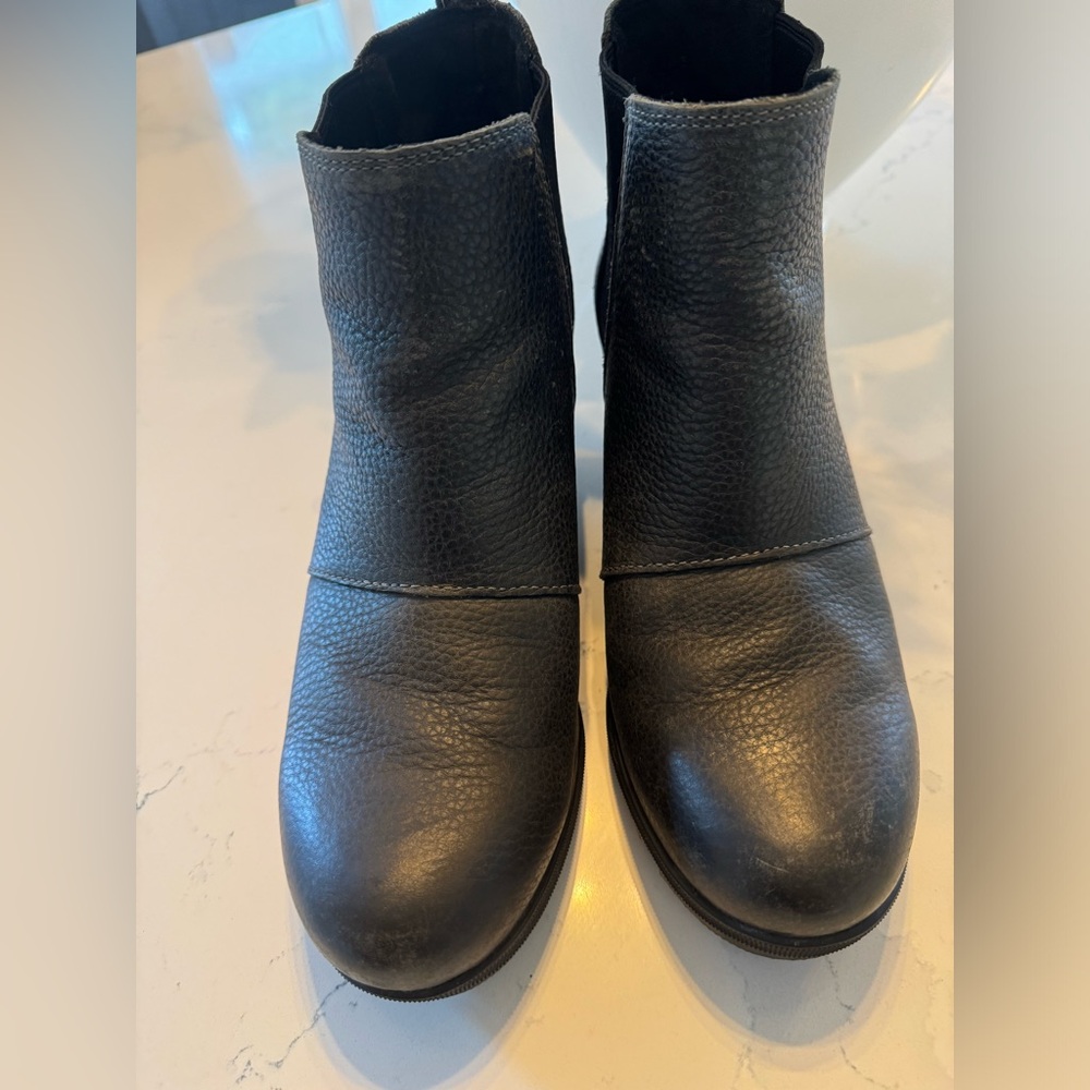 Sorel mini boots black
